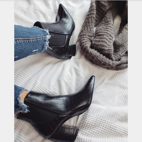 🆕️//The Miya// black crocodile print bootie - Picture 2 of 4